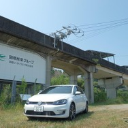 宮崎・都農のリニア実験線跡を利用して作られた太陽光発電所、宮崎ソーラーウェイにて。再生可能エネルギー由来の電力を直接充電したいという衝動に駆られた。