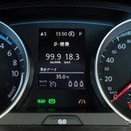 動力性能は素晴らしい半面、重い大型バッテリーを積んでいることも手伝って燃費は常に伸び悩んだ。ロングランでも満タン航続距離1000kmチャレンジにはリスクが伴う。