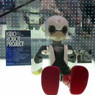 機上にはロボット宇宙飛行士として帰還した『KIROBO』も点sじされた