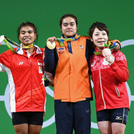 リオデジャネイロ五輪女子重量挙げ48kg級の三宅宏実（右）が銅メダルを獲得（2016年8月6日）