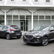新色「マシーングレー」を採用したマツダ CX-3 改良新型（右）とデミオ 改良新型（左）