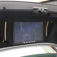 トランクリッドを開けると内側には大型モニターがインストールされている。サウドに加えて映像でも外向きアピールを実施する。