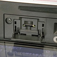 ドライブレコーダーの記録用マイクロSDカードは、「録ナビ」本体内にセットする