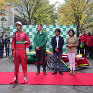 デモラン前のセレモニー。向かって左からグラッシ選手、シェフラージャパンのアジアパシフィックジャパン最高技術責任者のトーマス・スメタナ氏、片山氏、飯田氏。