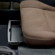 運転席シートアンダートレイ