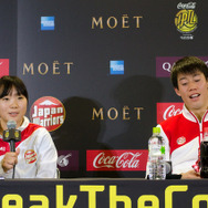 錦織圭（右）が「コカ・コーラ インターナショナル・プレミア・テニス・リーグ」記者会見で『リボンボトル』に夢中に（2016年12月4日）