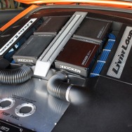 キッカーのパワーアンプを中心としたラゲッジのオーディオインストールはミッドシップエンジンを模したデザインで仕上げられる。