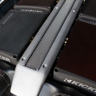 左右のパワーアンプの間にはシルバーパネル＋メッシュ処理を施したプレートを設置。メカニカルなエンジンイメージの造形だ。