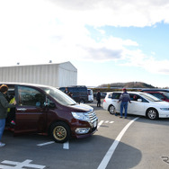まずはオーナー自身の車でコースを走行