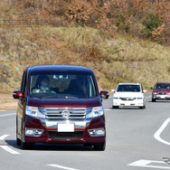 まずはオーナー自身の車でコースを走行