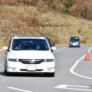まずはオーナー自身の車でコースを走行