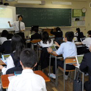 中1の英語の授業のようす。ここでも電子黒板とiPadを活用（撮影：稲葉九）