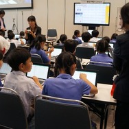 生徒同士が相談するなど、ペアワークやグループワークもひんぱんに盛り込まれる（国語・青山先生）