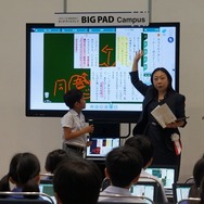生徒の書込みを、ほかの生徒が内容を予想し解説（国語・青山先生）