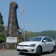美々津港の「日本海軍発祥之地」碑にて。神武天皇率いる水軍がここを出航し、大阪・中之島まで航海したという。