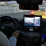 先行車に合わせ、自車両の自動停止や、再スタートも自動的に行う