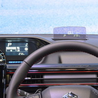 【スズキ ワゴンR 新型】ヘッドアップディスプレイや濡れたまま収納できる傘立てを軽初装備 画像