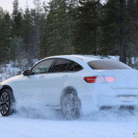 505馬力！メルセデス最強AMG GLC63クーペ新型、豪雪で爆走！ 画像