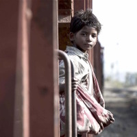 “迷子になった男の子”の姿が明らかに…『LION／ライオン』本編映像 画像