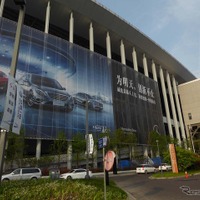 【上海モーターショー2017】明日の開催を控え、会場設営は急ピッチ…ベールに包まれたクルマが続々搬入 画像