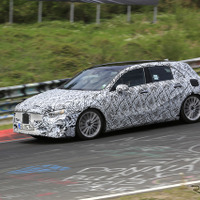 280馬力の新エンジン快調！メルセデス Aクラス 次期型、ニュルで高速テスト 画像