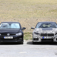 BMW 1シリーズ 次期型、FF化でVW ゴルフ そっくりに？ 比較テスト風景を目撃 画像