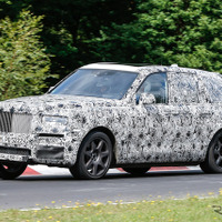 ロールスロイス初のSUV、250km/hで爆走する…ニュルで高速テスト 画像