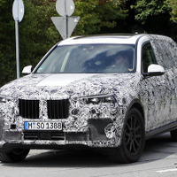 イカリングではない！BMWの最高級SUV「X7」、次世代LED灯し最終テスト 画像