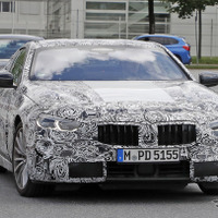 BMW 8シリーズ、市販モデルの姿を激写…LED光らせ公道テスト 画像