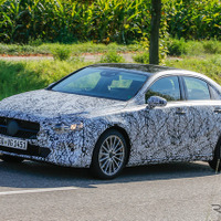 CLA ではない！メルセデス Aクラス にもセダン登場、開発車両をスクープ 画像