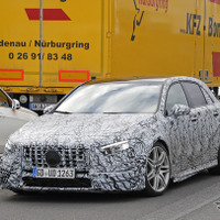 メルセデス AMG A45 次期型、400馬力スーパーハッチの“顔”が見えてきた 画像