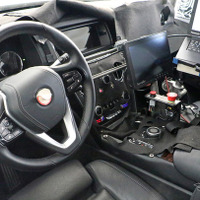 ロールスロイス初のSUVは、やっぱり中身もすごい？ 運転席をスクープ 画像