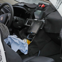 BMW M8、開発車両の室内をスクープ！ トランクも無防備に 画像