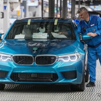 BMW M5 新型、量産第一号車がラインオフ…歴代最強の600hp 画像