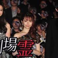 島崎遥香、急性胃腸炎による高熱をおして舞台挨拶出席！　「気合入ってます！」 画像