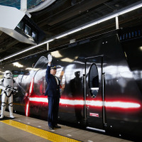 「スター・ウォーズ／フォースの覚醒」号、ストームトルーパーに見守られて発進！ 画像