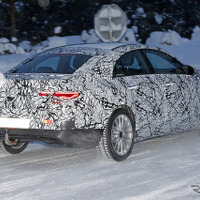 メルセデス CLA、次期型でファストバックに変身！初の開発車両を激写 画像