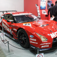 なぜ？ サンディスクのブースにSUPER GTの ニスモGT-R が登場…オートモーティブワールド2018 画像