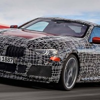 BMW 8シリーズ 新型、開発プロトタイプの画像…アプリリアで撮影 画像