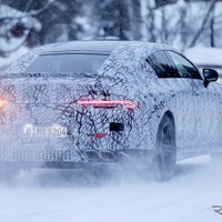 メルセデスAMG GT 4ドア、750馬力の「S」か!? 魅惑のヒップを激写 画像