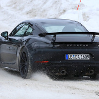発表秒読みか…ポルシェ 718ケイマン「GT4」、フルヌード状態を見た 画像