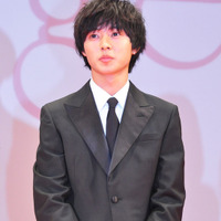 山崎賢人、これまでに見せたことない必死の形相で土屋太鳳を守る!? 画像