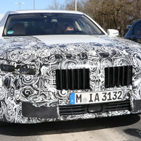 BMW 7シリーズ が「ロールスロイス顔」に!? V12搭載Mモデルに大接近 画像