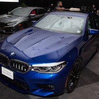 BMW M5 新型、2018ワールドパフォーマンスカーを受賞 画像