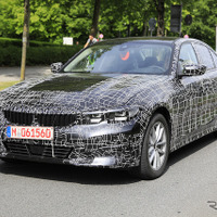 BMW 3シリーズ 新型、ついに実車を目撃！フロントマスクは「i8」似？ 画像