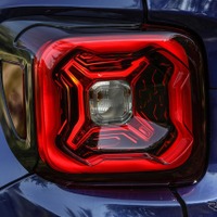 ジープの小型SUVレネゲード、改良新型モデルを発表へ…ティザーイメージ 画像