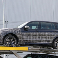 BMWの最高級SUV「X7」、 PHEV設定で11月デビューへ…輸送中を激写！ 画像