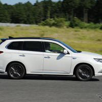 【三菱 アウトランダーPHEV 新型試乗】走りの質感アップ、これぞ”熟成”と言うべき進化…桂伸一 画像