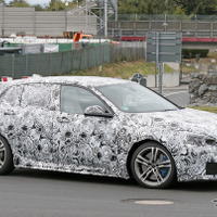 BMW 1シリーズ 次期型、最新プロトタイプを目撃…「M」には340馬力の直4ターボか 画像