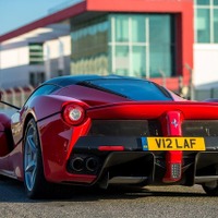 フェラーリ、ナンバープレートを競売に…「V12 LAF」の意味 画像